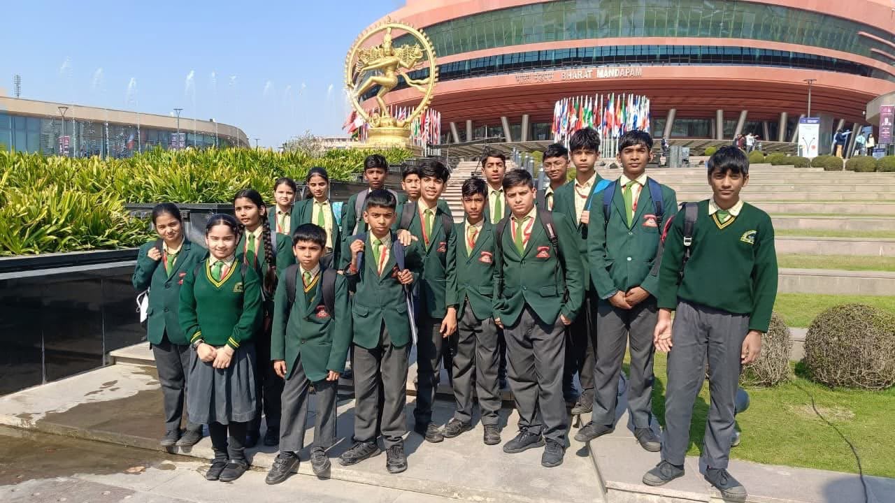NHCS students at Bharat Mandapam beside the Nataraja statue